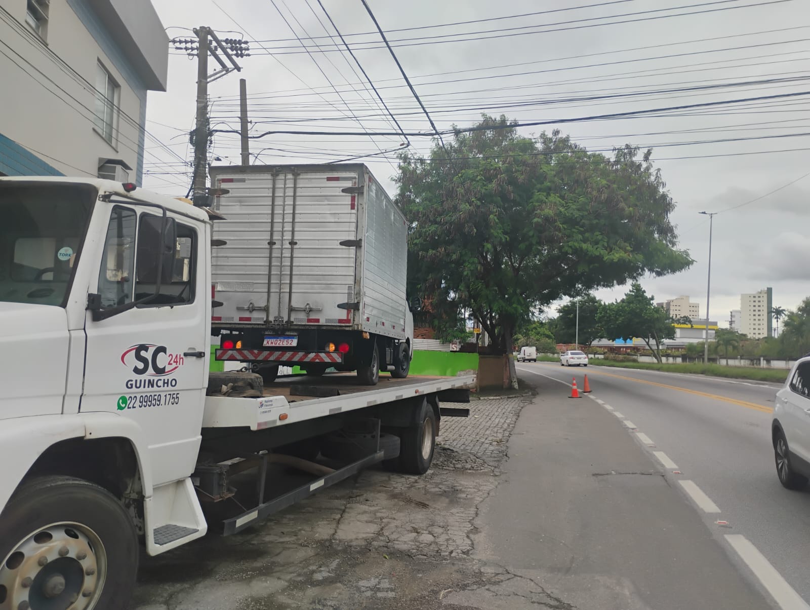 Caminhão prancha da VP Guincho e Reboque realizando serviço de auto socorro e reboque de caminhão baú pequeno em Campos dos Goytacazes